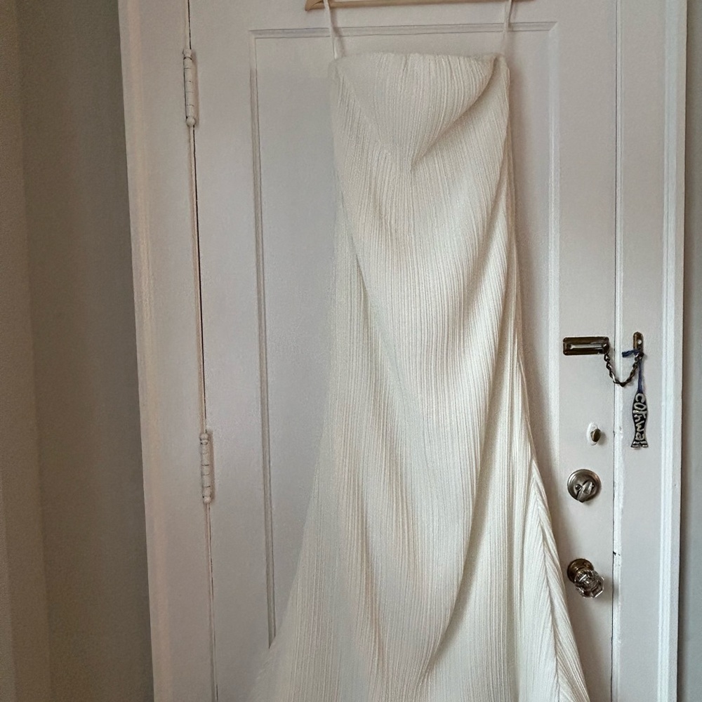 Simple & chic wedding gown - Picture 6 of 13